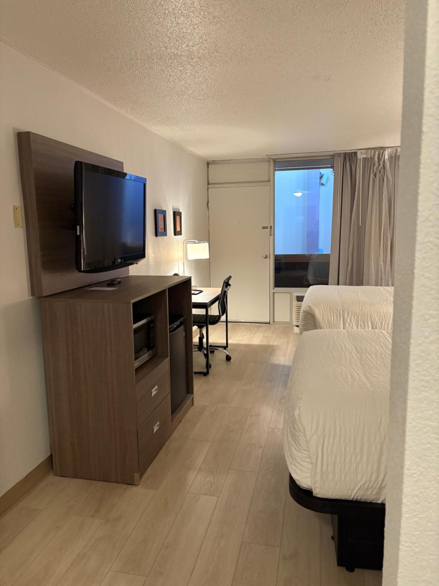 Clarion Inn & Suites And Convention Center 卡尼 外观 照片
