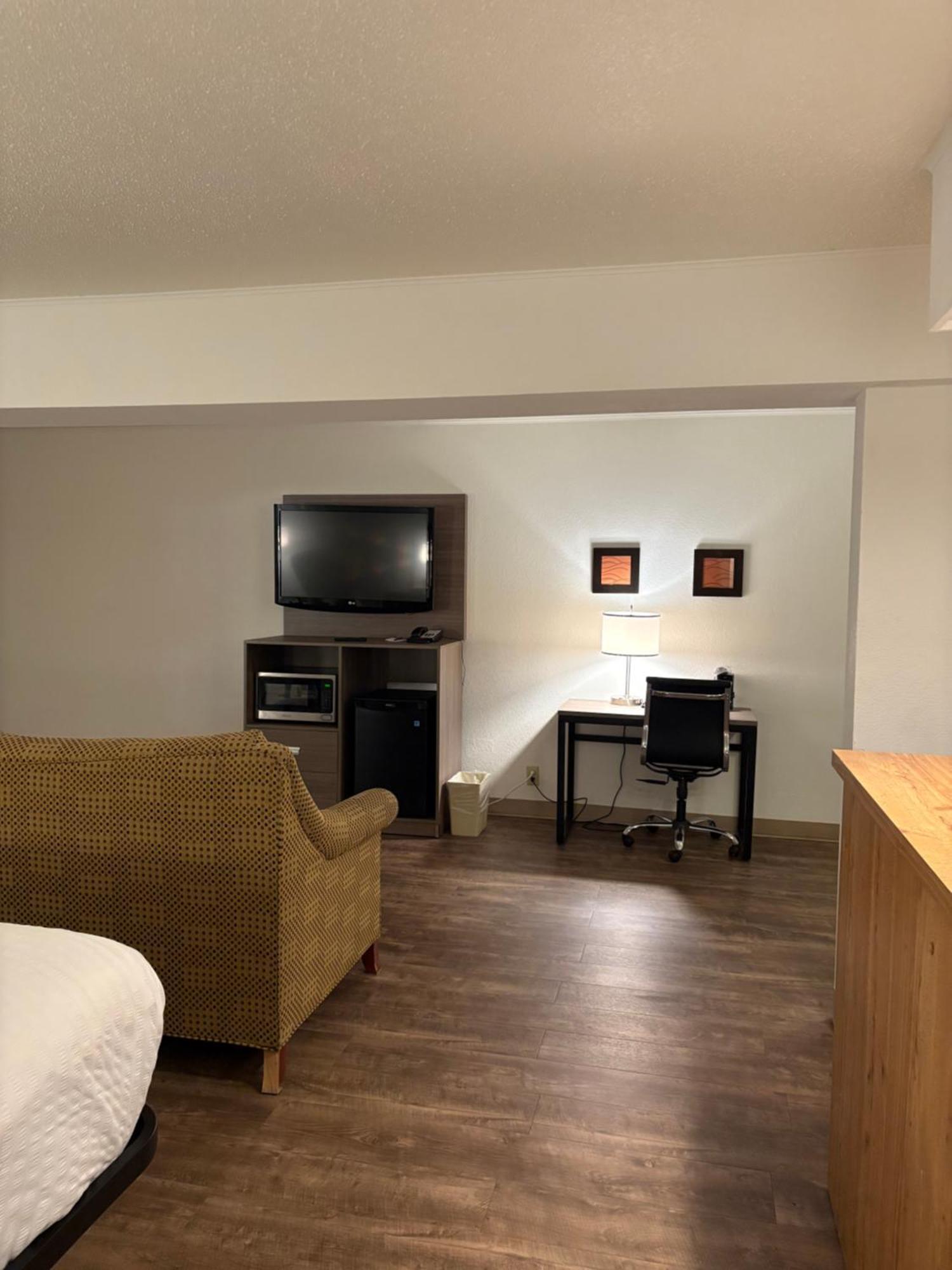 Clarion Inn & Suites And Convention Center 卡尼 外观 照片