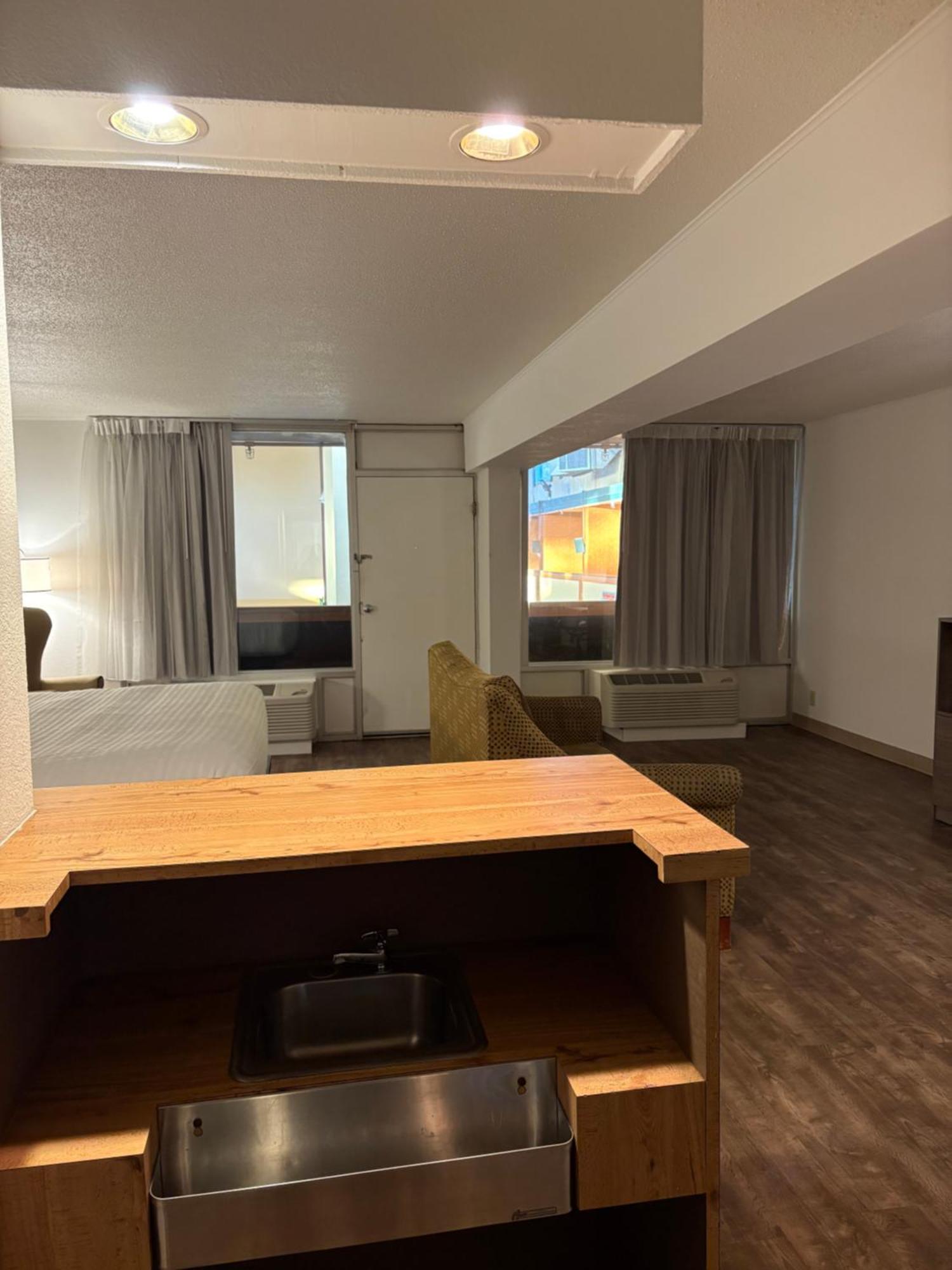 Clarion Inn & Suites And Convention Center 卡尼 外观 照片