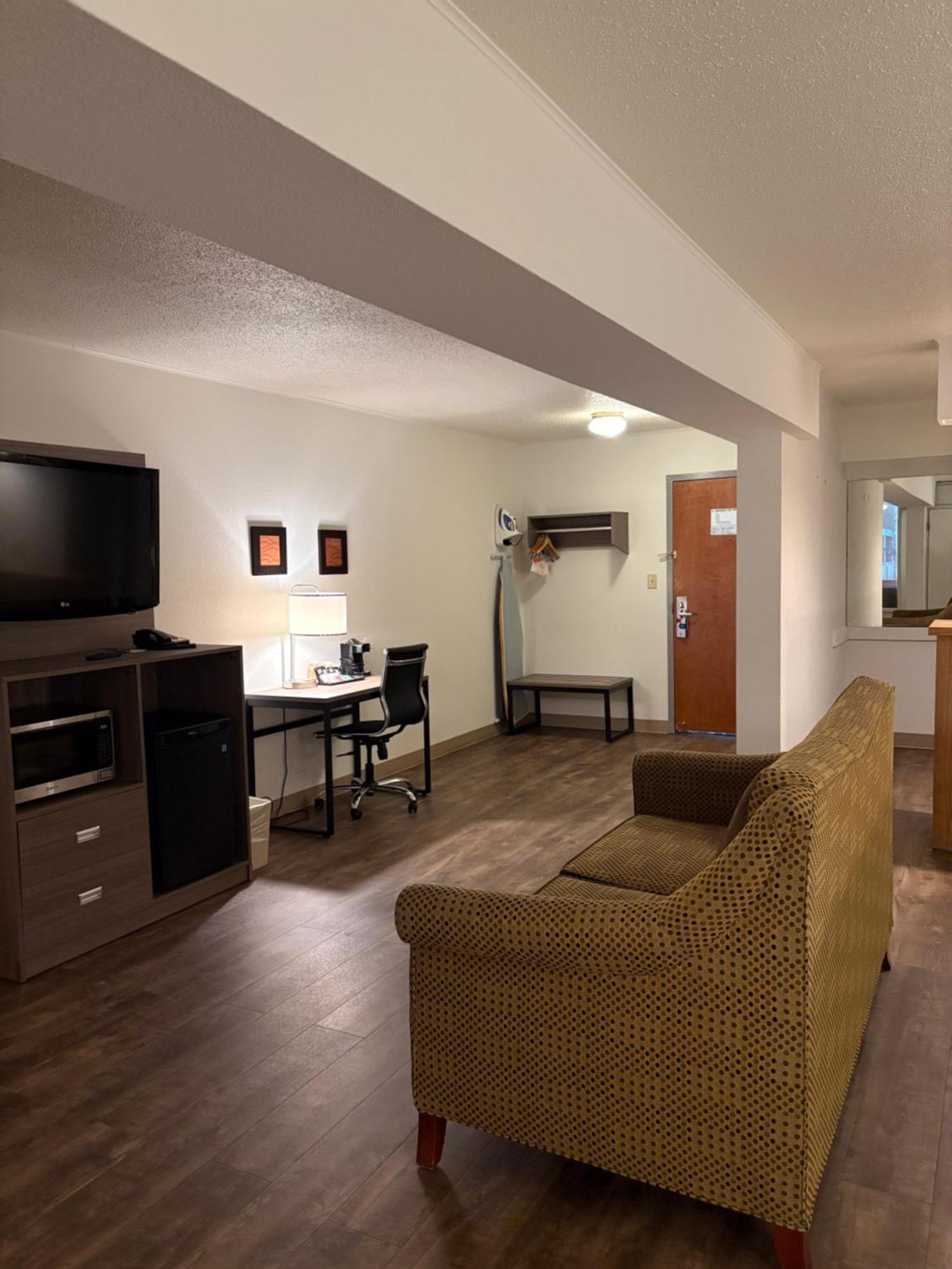 Clarion Inn & Suites And Convention Center 卡尼 外观 照片