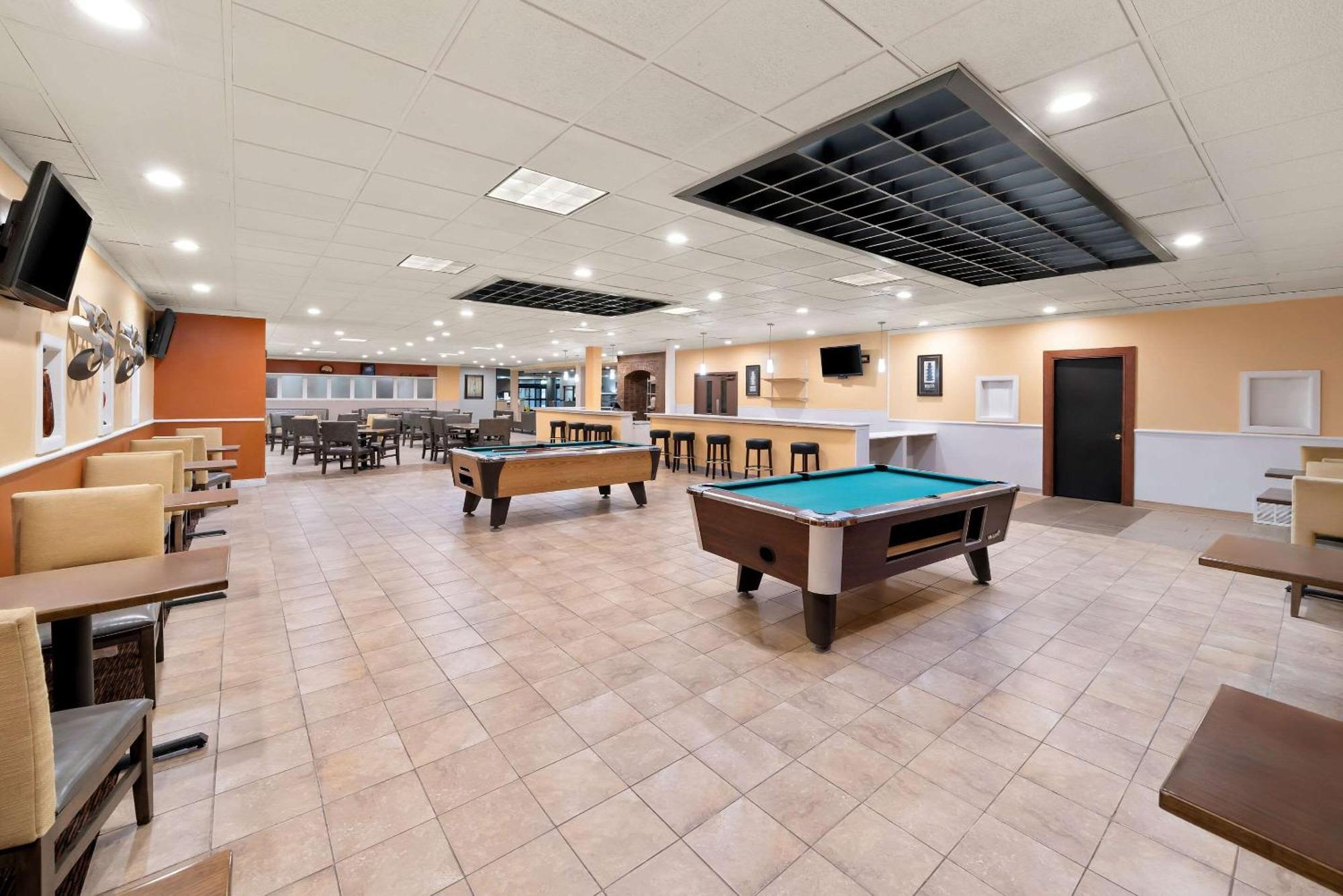 Clarion Inn & Suites And Convention Center 卡尼 外观 照片