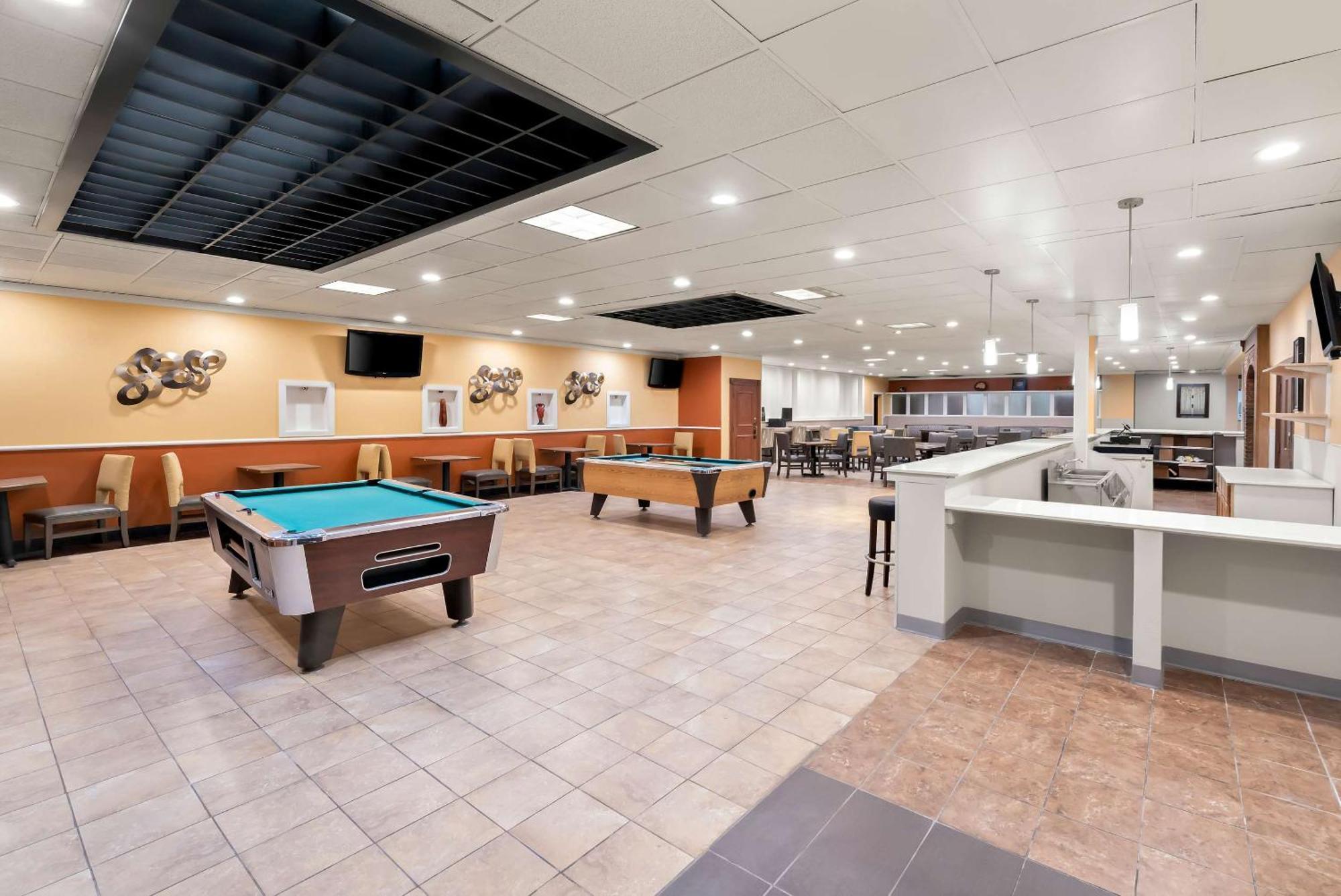 Clarion Inn & Suites And Convention Center 卡尼 外观 照片