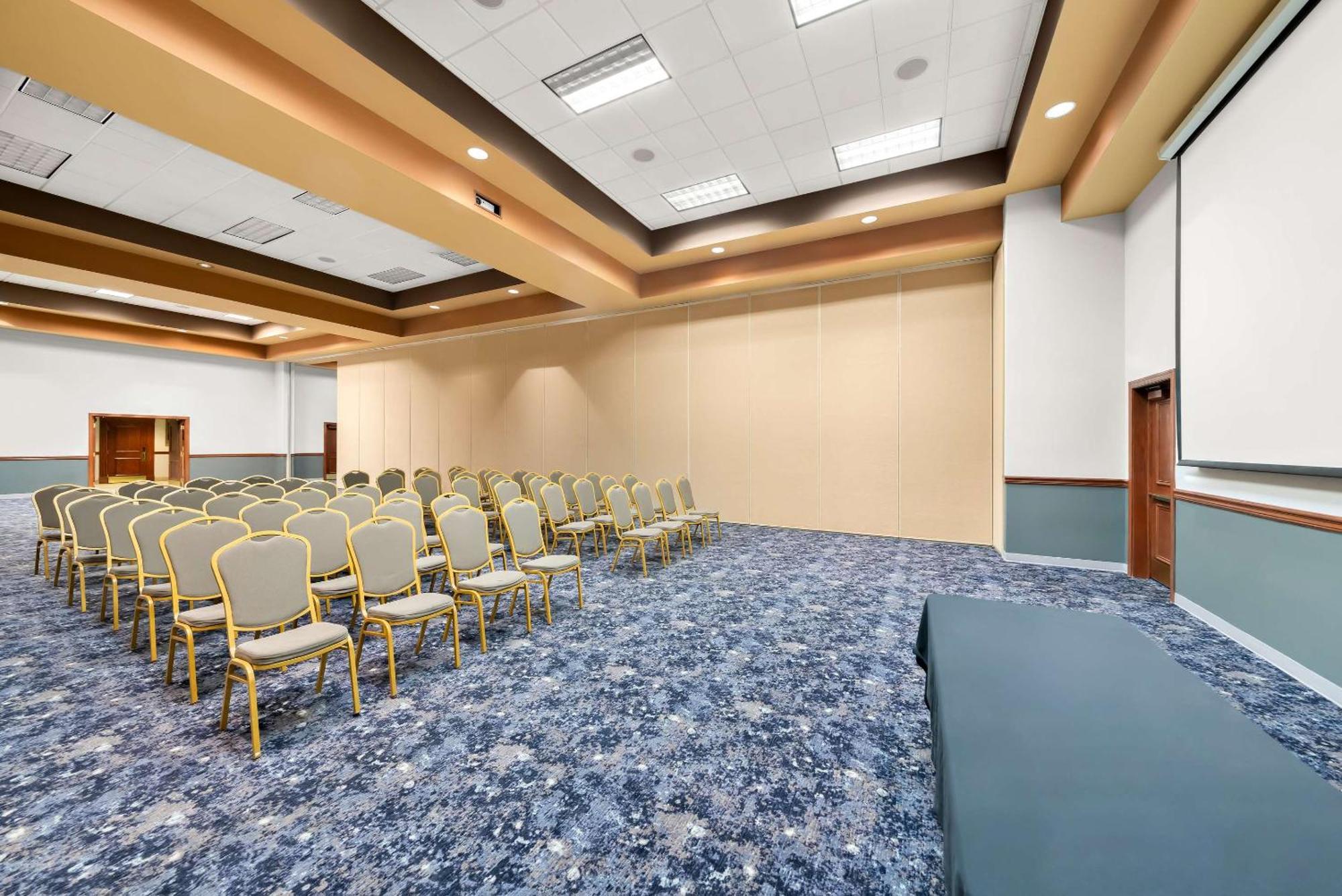 Clarion Inn & Suites And Convention Center 卡尼 外观 照片