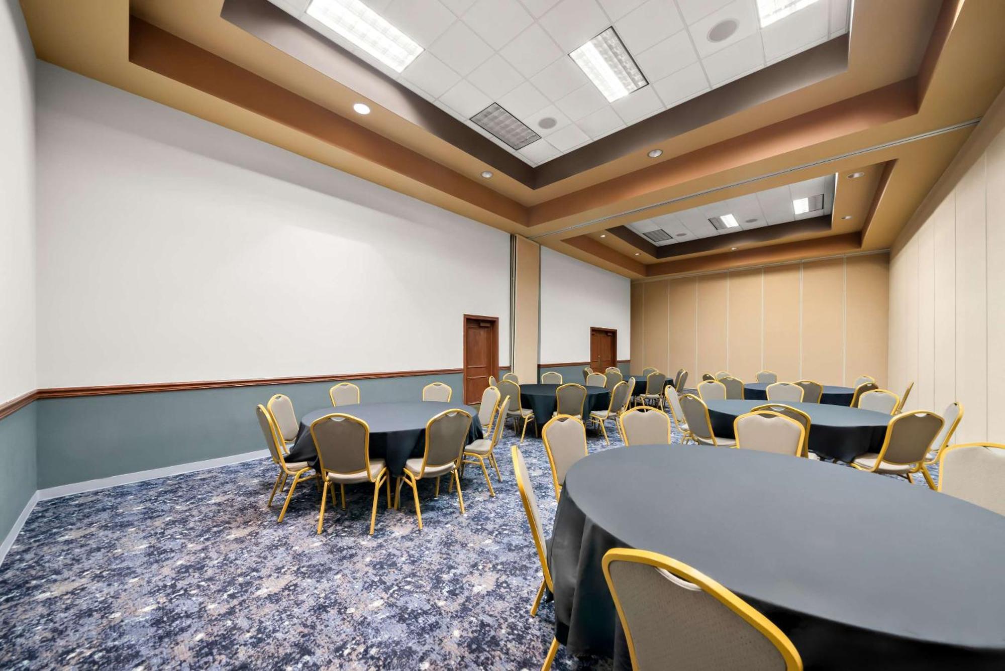 Clarion Inn & Suites And Convention Center 卡尼 外观 照片