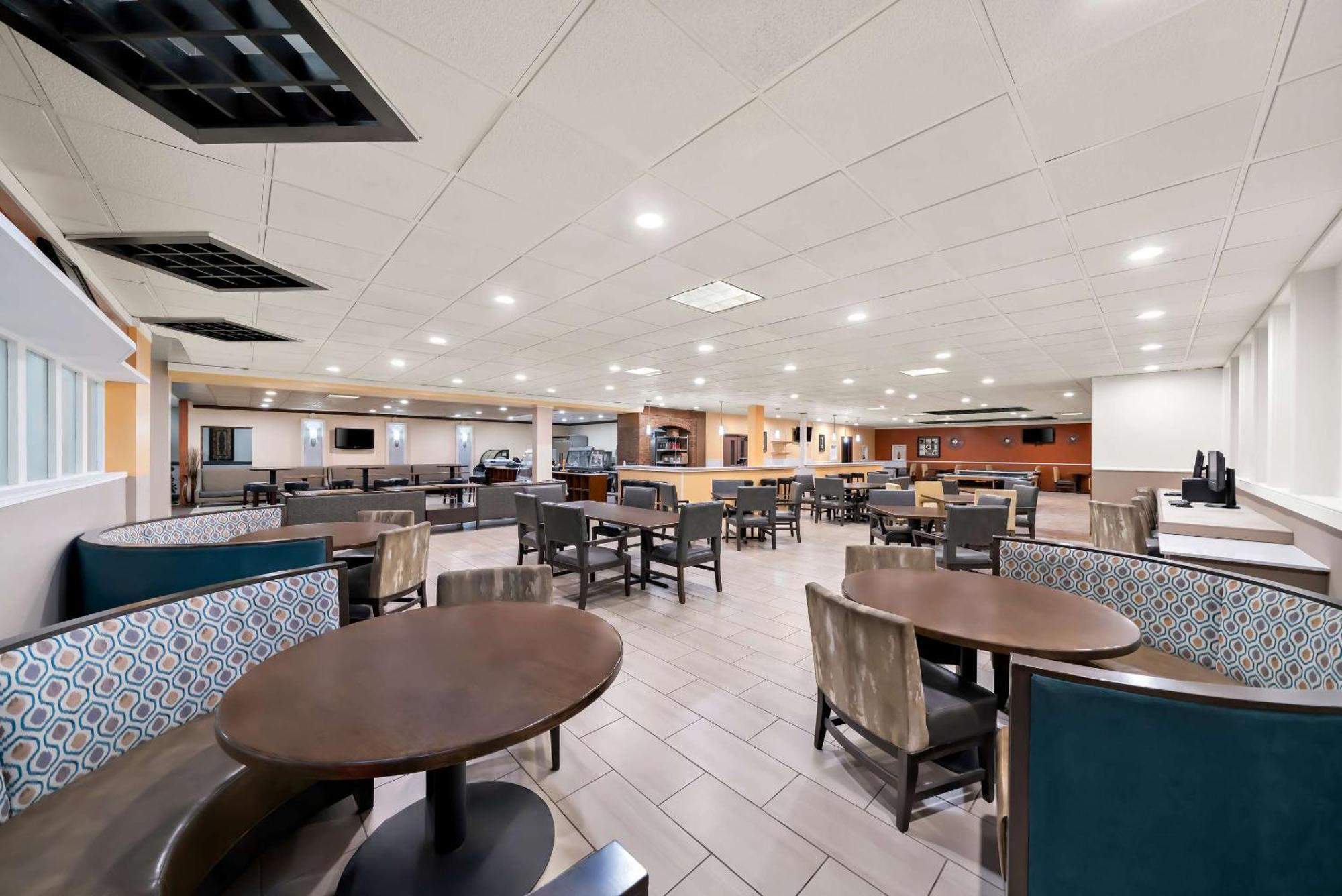 Clarion Inn & Suites And Convention Center 卡尼 外观 照片
