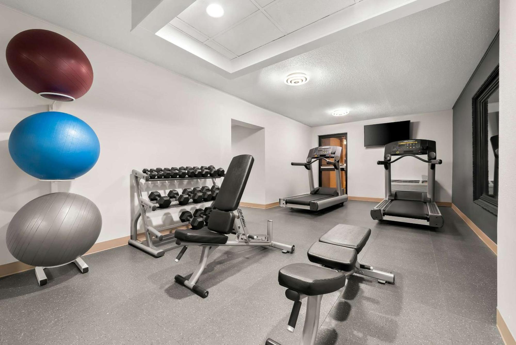 Clarion Inn & Suites And Convention Center 卡尼 外观 照片