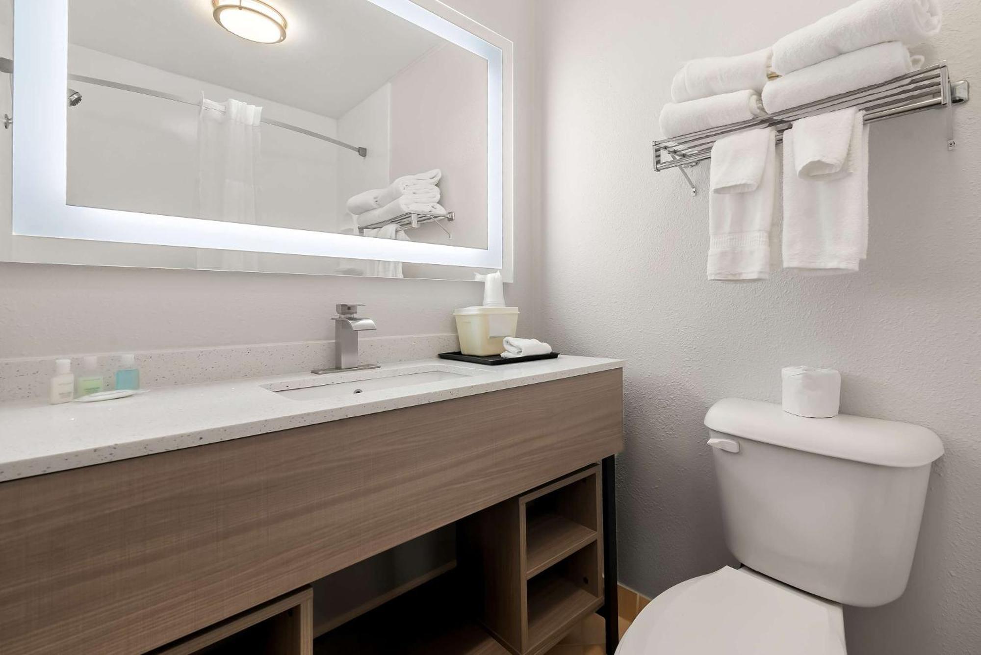 Clarion Inn & Suites And Convention Center 卡尼 外观 照片
