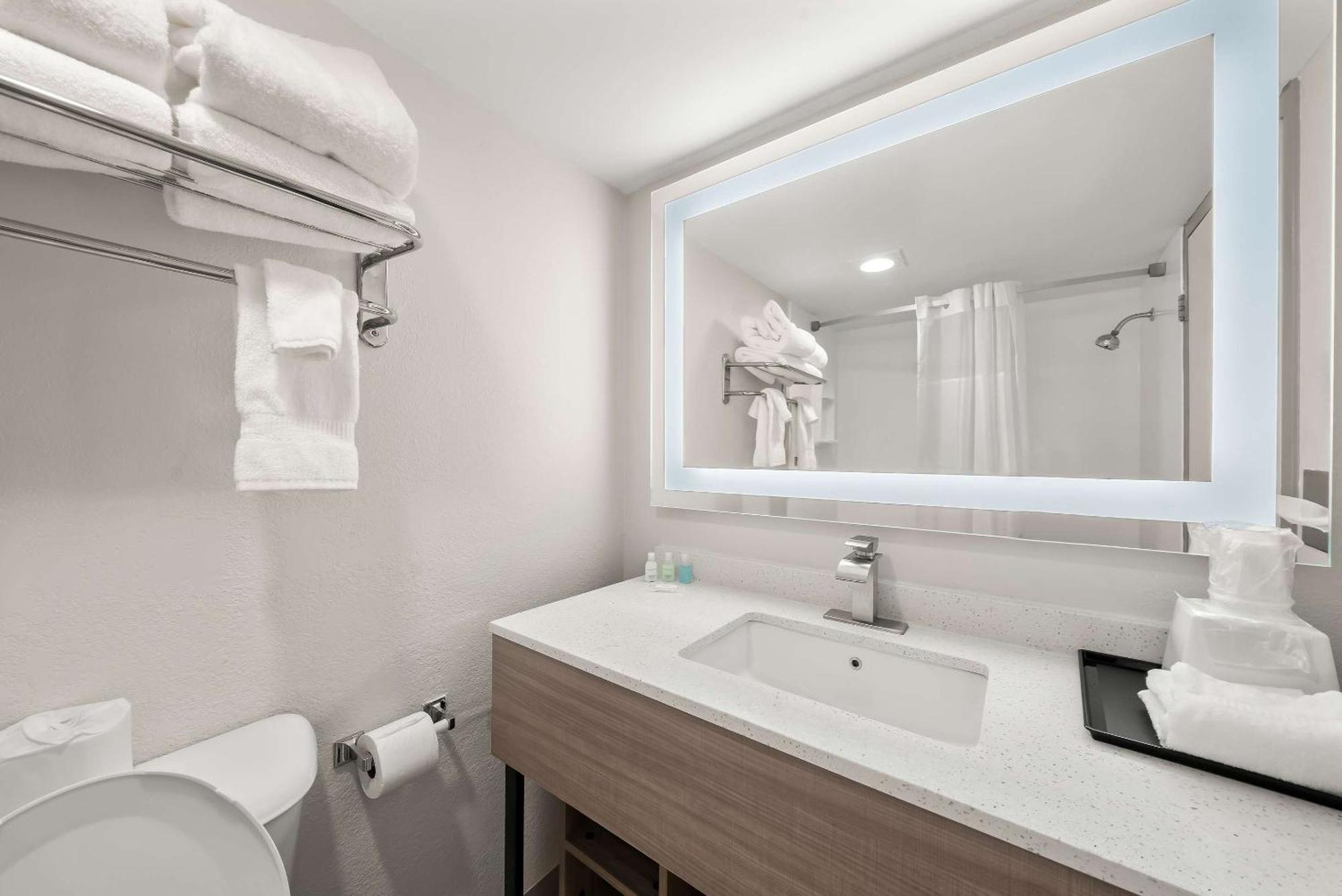 Clarion Inn & Suites And Convention Center 卡尼 外观 照片