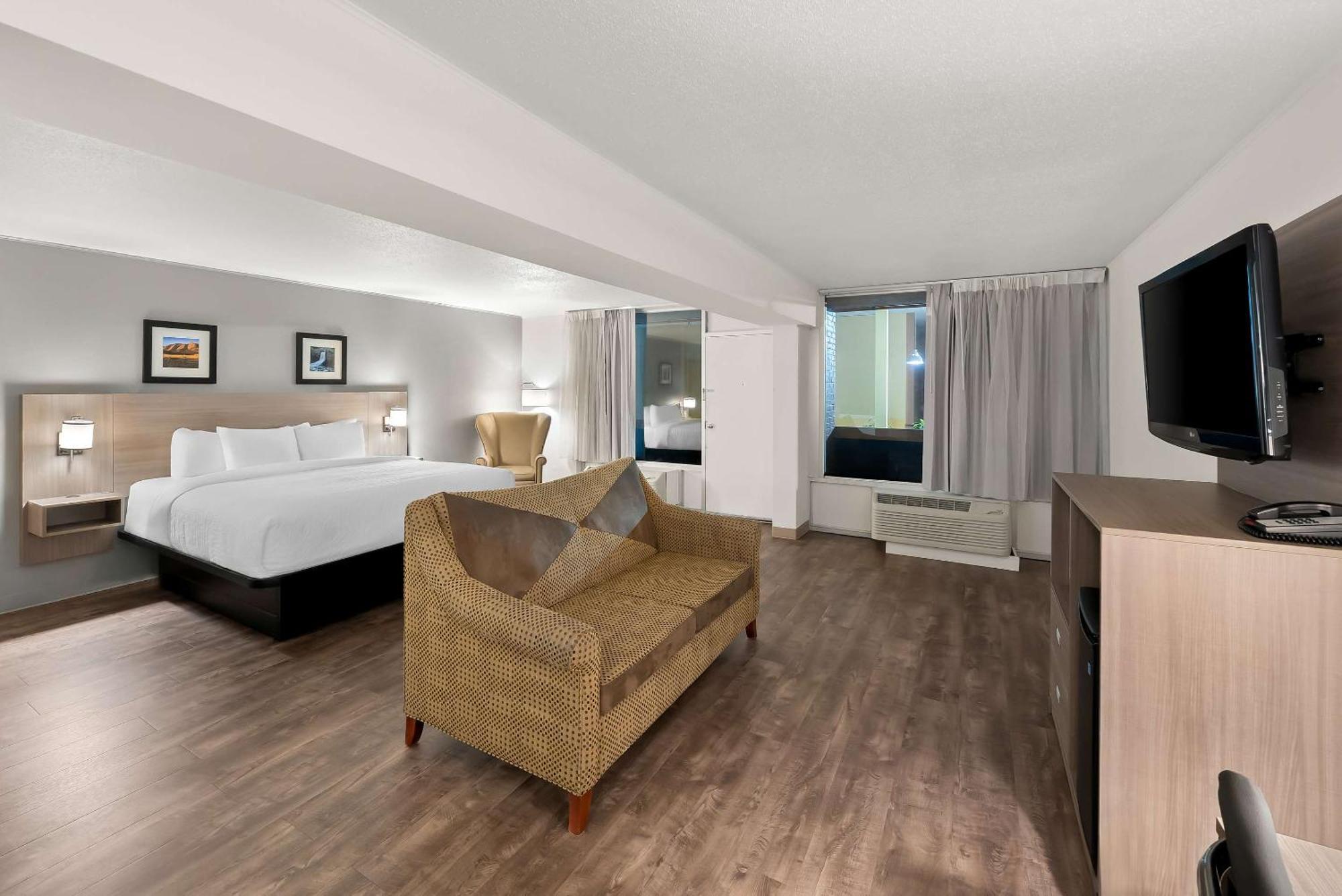 Clarion Inn & Suites And Convention Center 卡尼 外观 照片
