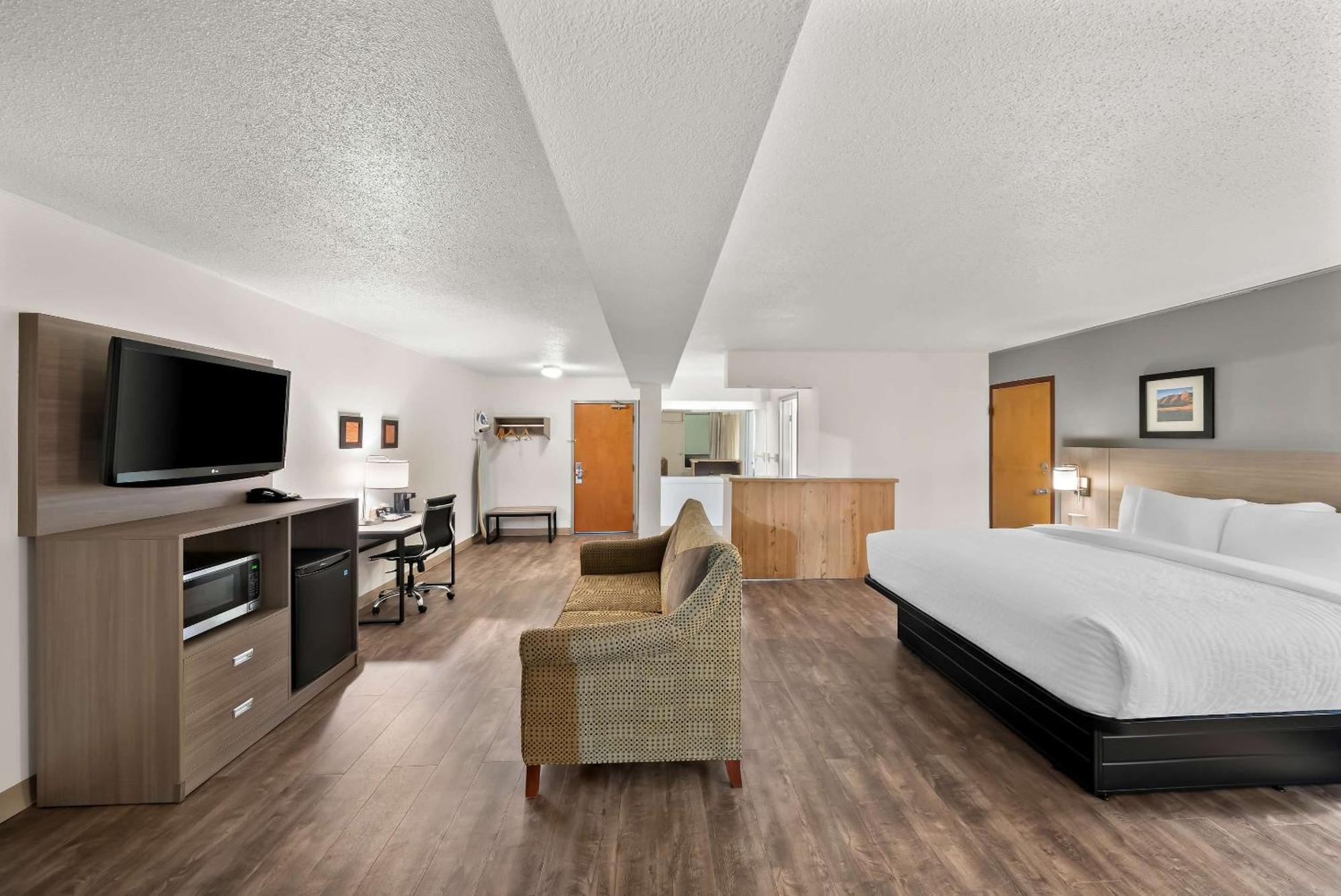 Clarion Inn & Suites And Convention Center 卡尼 外观 照片